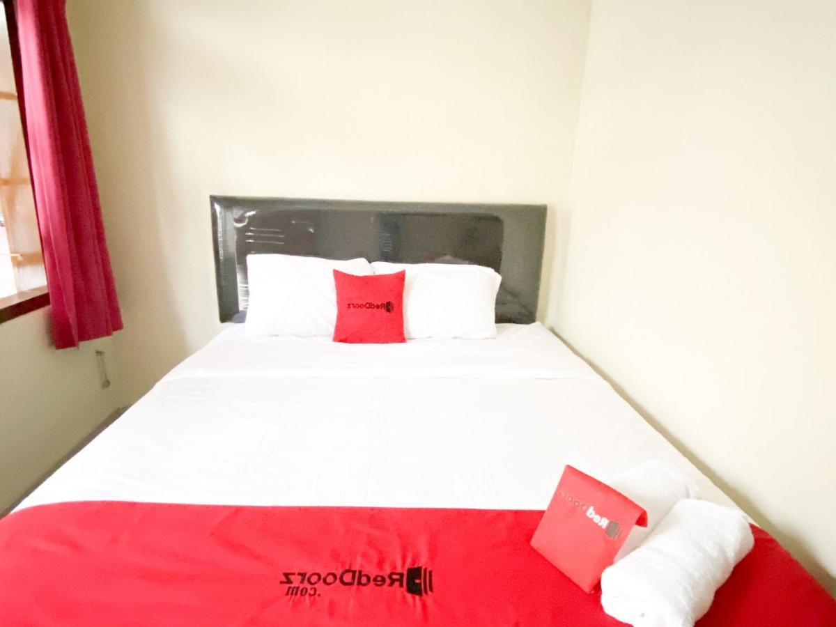 Reddoorz At Simpang Borobudur Blimbing  Buitenkant foto